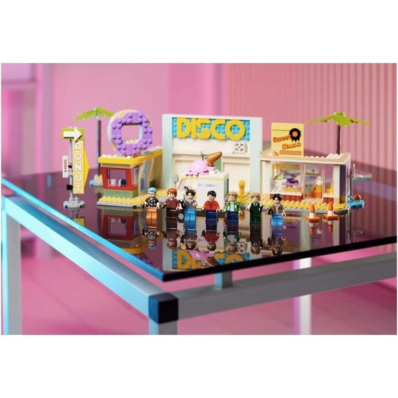 LEGO Ideas: BTS Dynamite (21339) - 7 Minifigures of the Famous K-pop Band - NEW - Picture 1 of 8